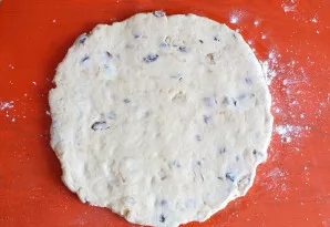 After the time has elapsed, remove the dough from the refrigerator. Roll out the dough to a thickness of 0.5 cm on a floured work surface.