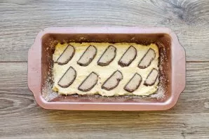 Cover the marzipan with the remaining dough, level and spread the remaining marzipan, slightly drown it.