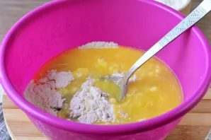 Pour the curd mass into flour.