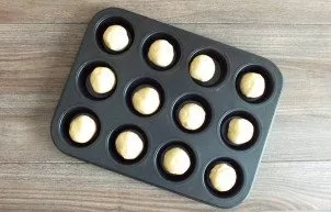 After the time has elapsed, remove the dough. Divide into 16 parts.