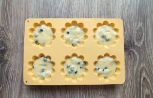 Divide the dough into molds.