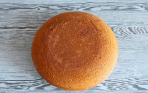 After the time has passed, remove the cake from the baking bowl. Place on a serving dish and cool slightly.