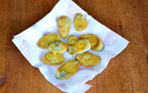 Place the baked cucumbers on a paper napkin and drain the remaining oil well.
