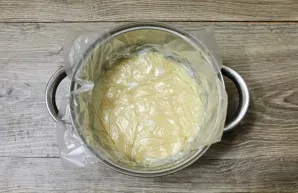 Place the film on the surface of the cream so that it comes into contact so that no foam appears on the surface. Leave the cream for 10 h...