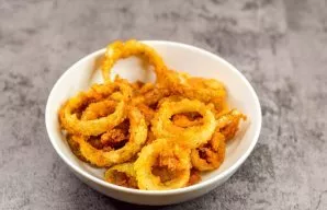 Fried onion rings are ready to serve.