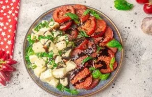 Put chopped tomatoes in a pan with garlic and oregano and fry on both sides for a minute. Salt and pepper.