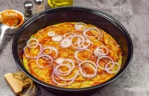 Brush with tomato sauce, put an onion on top.