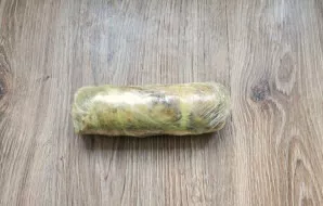 Twist the ears tightly into a roll and wrap with a film. After cooling, place in the refrigerator and keep for 8 hours.