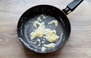 Take 150 milliliters of meat cooking juice from the baking dish. Melt the butter in a pan and add the flour. Stir-fry over low heat for 3...