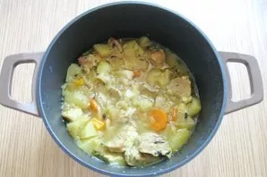 Simmer pork with apples for another 15-20 minutes over low heat.