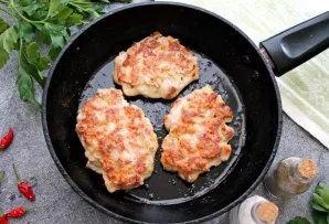 Pour vegetable oil into the pan and heat over medium heat. Scoop out the meat with a spoon and form flat pancakes. Reduce the heat, fry t...