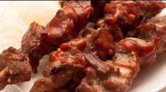 Serve the meat with barbecue ketchup and pickled onions. Delicious!