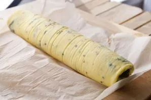 Twisted, pressing hard, and the homemade egg roll with the filling is ready. Leave for another 5-10 minutes in this form, and then you ca...