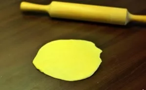 Knead the dough into a sausage mold, cut into pieces and roll each piece into a pancake.