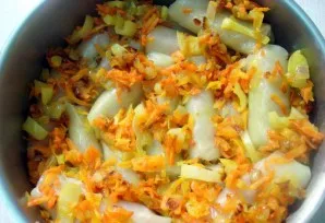 On the resulting pillow, put all the pigeons, sprinkling the layers with the remaining stewed vegetables.