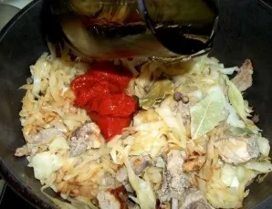 Again we mix everything well and pour a little water. Bring to a boil and cover the pan with a lid.