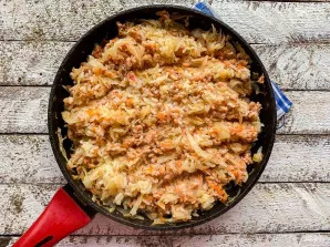 Pour hot water, add salt, pepper and simmer under a closed lid for 30-40 minutes.