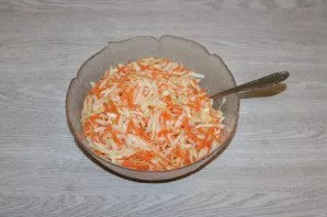 Add sugar and oil, mix well.