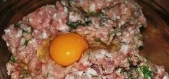 Next, in a large bowl, mix the minced meat, white bread, chopped onions, garlic, tomatoes, cheese and herbs. We beat the egg. Salt and se...