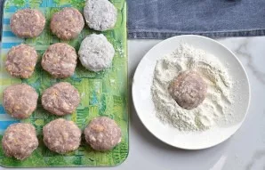 Roll the cutlets in flour. Wipe off excess water.
