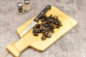 Season the salad with mayonnaise, salt to taste and mix everything.