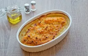 Fry the salmon for 30-35 minutes. After some time, the fish can be served.