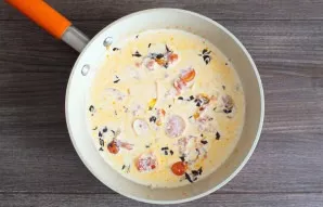 Then pour the cream. Stir and heat for 5 minutes while stirring.