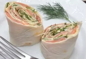 I take out the lavash wrappers from the refrigerator and cut it with a sharp knife, and then serve it.