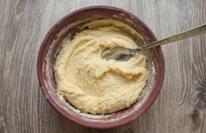 Sift the flour into a bowl and knead the smooth dough.