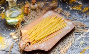 At the very end, put the pasta in a saucepan and adjust the salt again. Boil the soup for 2-3 minutes and pour into bowls.