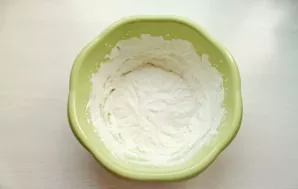 Beat the cream with a mixer at medium speed until fluffy.