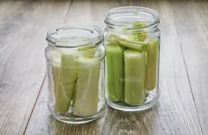 Put the leeks in jars.
