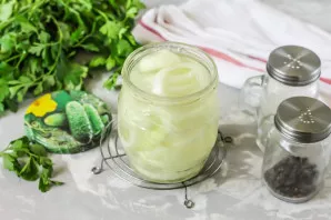 Pour boiling marinade into a jar with onion rings and immediately roll up with a hot lid.