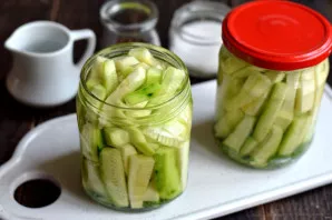 Pour vegetables with boiling water, cover with lids, leave for 10 minutes