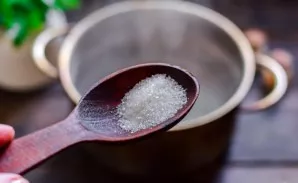 For the last time, drain the water into a saucepan, add salt and sugar, bring to a boil and pour vinegar, remove from heat.
