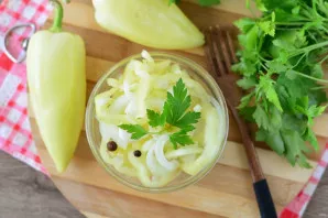Before serving, drain the marinade and serve pickled paprika with onions to the table as a savory snack. Delicious!