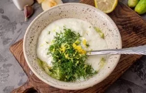 Add finely chopped dill, grate the peel of half a lemon and squeeze in the juice. Stir the sauce.