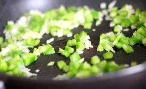 Heat the pan with vegetable oil and lightly fry the onion, garlic, paprika and chili. If you have dried chili, add them later.