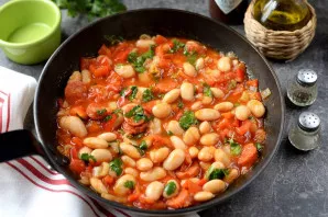 Now pour chipotle sauce into the pan. Add salt and pepper to taste, add chopped coriander, mix.
