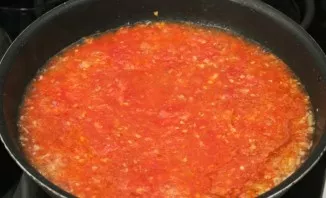 Pour grated tomatoes and 500 ml of hot broth. Add salt to taste.