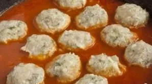 Put cutlets in boiling sauce. Add allspice and bay leaf. When it boils, simmer over low heat, covered for 40 minutes.