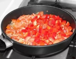 Meanwhile, remove the seeds from the peppers and cut into cubes. Wash the tomatoes, remove the skin if desired. Pass the garlic through t...