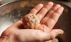 Lightly moisten your hands and form small dumplings from the mince.