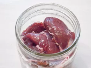 Lay out the beef in jars to the level of the 