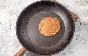 Turn the pancake over and bake for another 30 seconds. Keep in mind that almond pancakes cook very quickly, so do not get away from the pan.