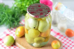 Roll up the tomatoes with lids, cover and let cool. Store tomatoes in a cool pantry. Good luck preparing!