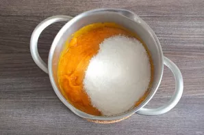 Add sugar to the puree. Put the pot on a slow fire. Cook covered, from the moment of boiling, for 25 minutes.