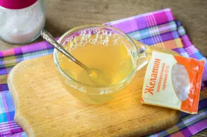 Dilute gelatin, pour hot water (1 cup). Stir and leave to swell for 20 minutes.