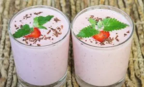 Serve with lemon balm leaves, pieces of strawberries and grated chocolate.