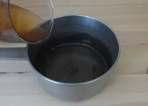 Pour the apple topping into a saucepan with syrup. Put on the fire, heat for 1-2 minutes.